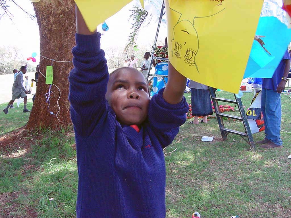 Afrika 2001 09 UN Preperations DecoratingTree