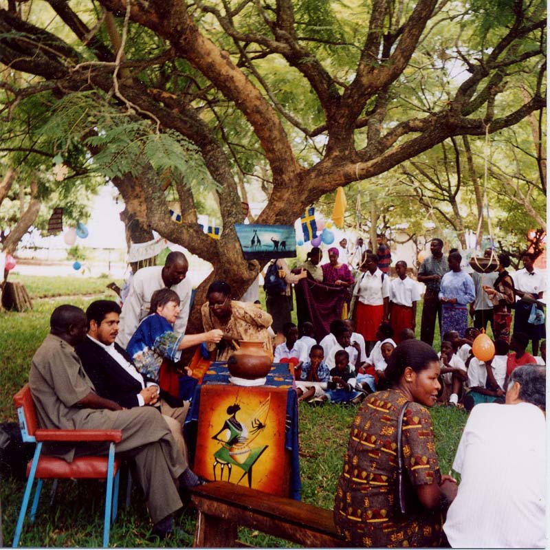 Afrika 2003 11 Mwanza Inauguration Tree JF Utvald 800x800