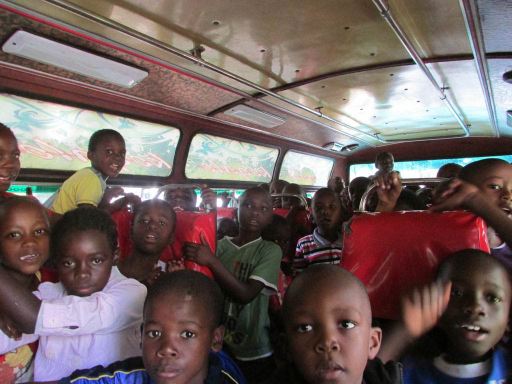 Afrika 2014 01 JulfestKids In Bus