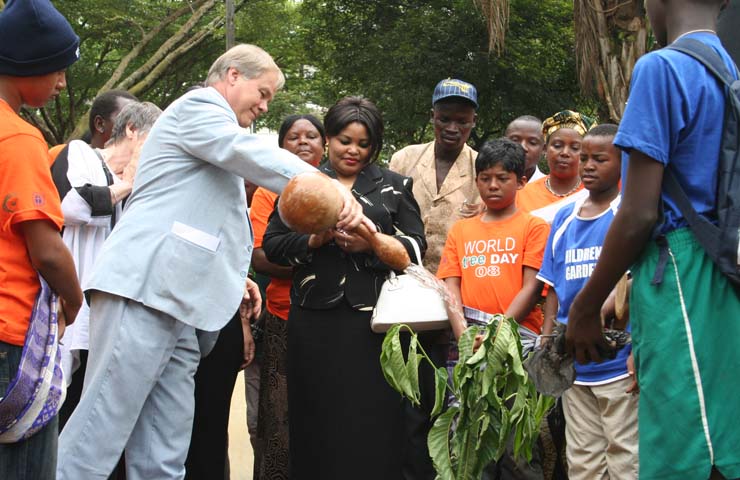 VMKampala2008 Treeplanting02 740x480