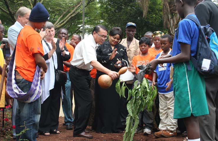 VMKampala2008 Treeplanting10 740x480